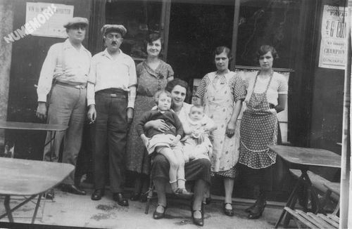 Voiron : la famille Curtet devant leur caf&eacute; &agrave; Paviot