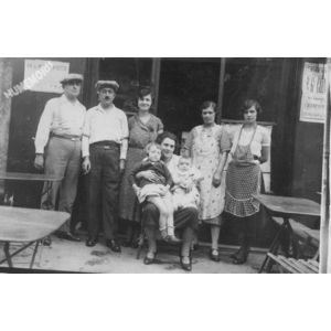 Voiron : la famille Curtet devant leur caf&eacute; &agrave; Paviot