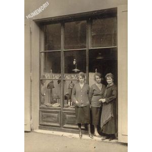 Voiron : la famille Cottavoz devant leur commerce