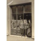 Voiron : la famille Cottavoz devant leur commerce