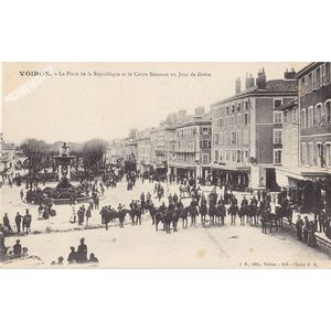 JG 218 Voiron la Place de la République et le Cours Sénozan un jour de Grève