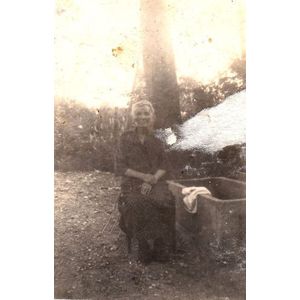 Voissant : dame ag&eacute;e dans sa cour