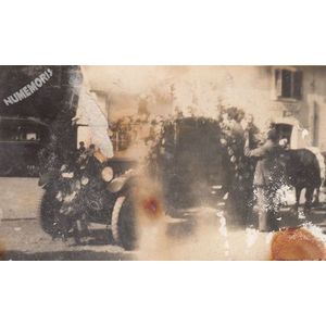 Voissant : une voiture fleurie 