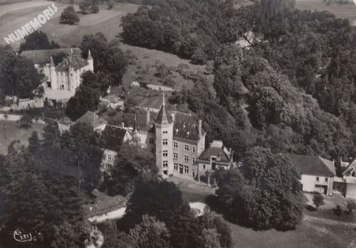 St-Geoire-en-Valdaine (Is&egrave;re) 21526 A ch&acirc;teaux de Clermont et de la Rochette vue a&eacute;rienne