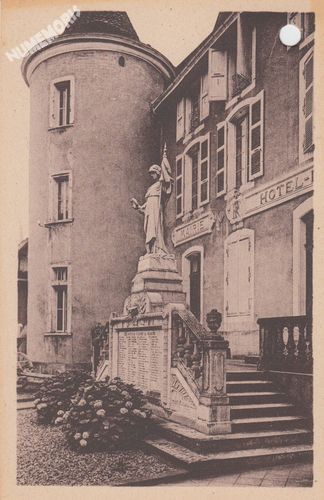 St-Geoire-en-Valdaine (Is&egrave;re) h&ocirc;tel de ville monument aux morts