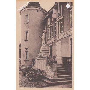 St-Geoire-en-Valdaine (Isère) hôtel de ville monument aux morts