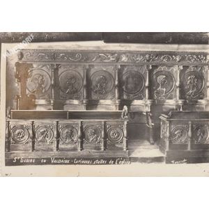 St Geoire en Valdaine curieuses stalles de l'Eglise 