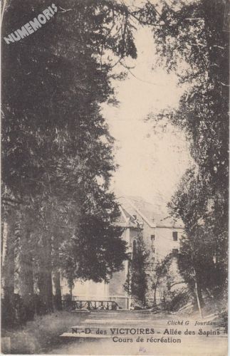 N.D. des Victoires all&eacute;es des Sapins Cours de r&eacute;cr&eacute;ation