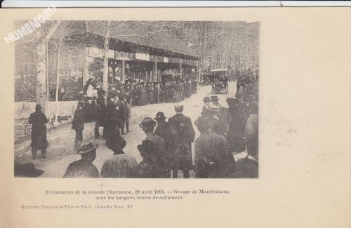 Ev&egrave;nements de la Grande Chartreuse, 29 avril 1903 groupe de manifestants sous les hangars, centre de ralliement