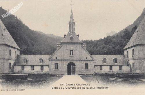 2504 Grande Chartreuse entr&eacute;e du couvent vue de la cour int&eacute;rieure