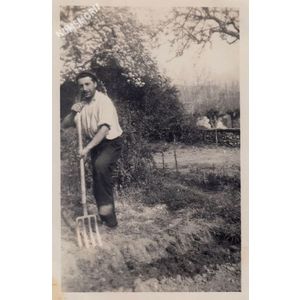 Tolvon (Saint Etienne de Crossey) : jardinage vers 1950