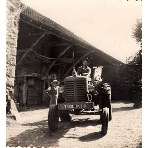 Tolvon (Saint Etienne de Crossey) : tracteur en 1963