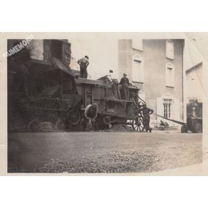 Montferrat : batteuse vers 1937