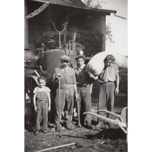 Montferrat : batteuse en 1944