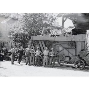 Montferrat : batteuse vers 1960