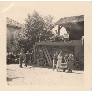 Montferrat : batteuse vers 1960