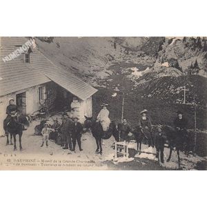 062 Dauphin&eacute; massif de la Grande-Chartreuse Bergerie de Bovinant Touristes se rendant au Grand-Som