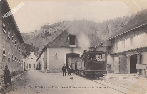 Fourvoirie train d'exp&eacute;dition sortant de la Distillerie