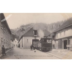 Fourvoirie train d'exp&eacute;dition sortant de la Distillerie