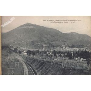 2662 Voiron (Isère) arrivée en vue de la ville et la montagne de Vouise (735 m)