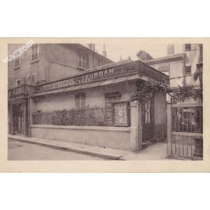 carte-photo du magasin Jourdan (Barbier succ.) rue Expilly &agrave; Voiron