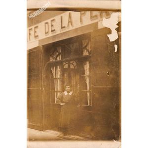 carte-photo du caf&eacute; de la place, rue de la r&eacute;publique &agrave; Moirans