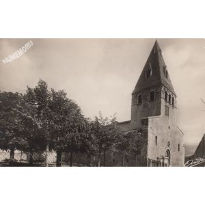 1406 Moirans (Is&egrave;re) le jardin de Ville et la vieille Eglise (Monument historique du XIe s.) 