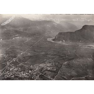 21711 Moirans (Is&egrave;re) vue g&eacute;n&eacute;rale a&eacute;rienne; dans le fond, le Bec de l'Echaillon et les Alpes