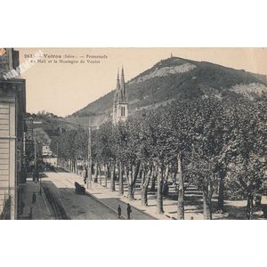 2633 Voiron (Is&egrave;re) promenade du Mail et la montagne de Vouise