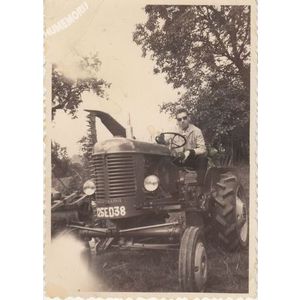 la Buisse : tracteur vers 1960