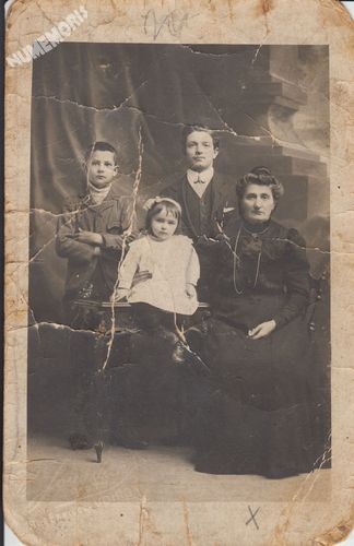 carte-photo d'une famille de la Buisse