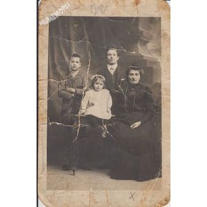 carte-photo d'une famille de la Buisse