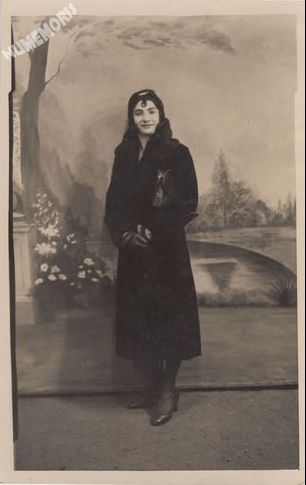 carte-photo d'une jeune fille de la Buisse