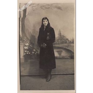 carte-photo d'une jeune fille de la Buisse