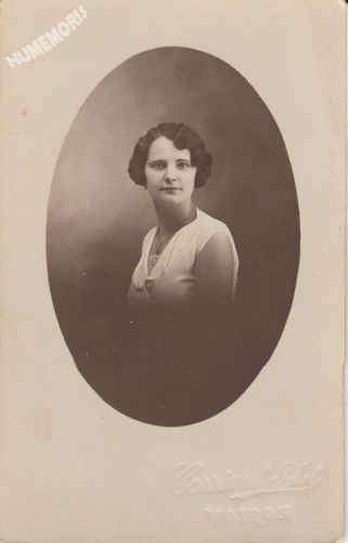 carte-photo d'une jeune fille de la Buisse