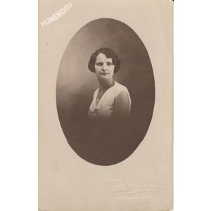 carte-photo d'une jeune fille de la Buisse