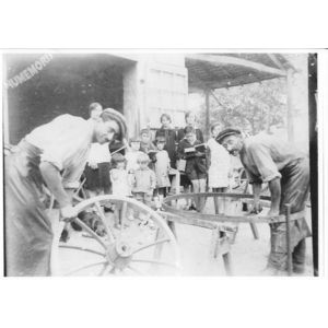 Charancieu : atelier tardy vers 1940 / Montferrat atelier place de la fontaine ?