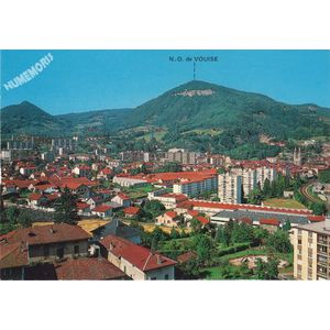 Voiron (38 - Is&egrave;re) vue g&eacute;n&eacute;rale au fond, N.-D. de Vouise