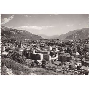 Sourire des Alpes Voiron (Is&egrave;re) vue panoramique sur la vall&eacute;e et regards sur la Cluse de l'Is&egrave;re
