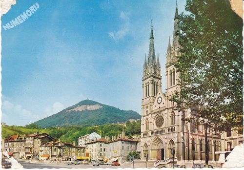 Voiron (Is&egrave;re) CI 901 la cath&eacute;drale St-Bruno Au fond, "la Vouise"