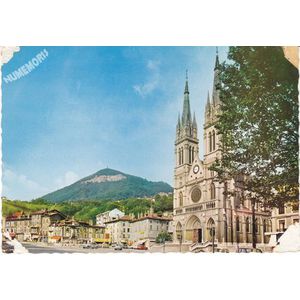 Voiron (Is&egrave;re) CI 901 la cath&eacute;drale St-Bruno Au fond, "la Vouise"