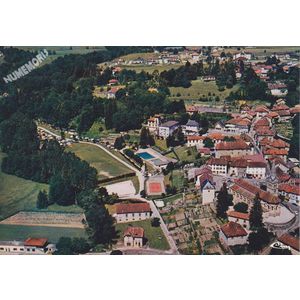 St-Geoire-en-Valdaine (Is&egrave;re) vue g&eacute;n&eacute;rale a&eacute;rienne le terrain de sports, le camping et l'&eacute;glise (mon. hist. XIIe s.)