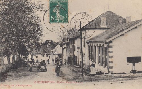 La Batie-Divisin &eacute;cole et route nationale 