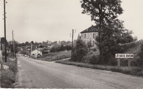 24790 la B&acirc;tie-Divisin (Is&egrave;re) entr&eacute;e du village