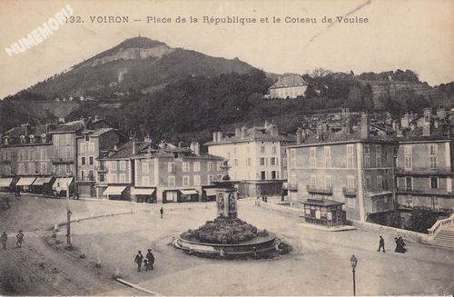 GD132 Voiron place de la R&eacute;publique et le coteau de Vouise