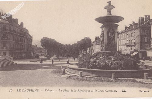 010 Voiron la place de la R&eacute;publique et le Cours C&eacute;nozans LL