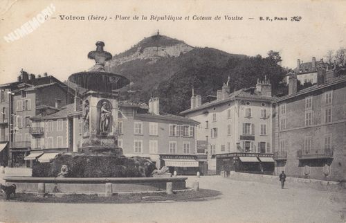 009 Voiron (Is&egrave;re) place de la R&eacute;publique et Coteau de Vouise