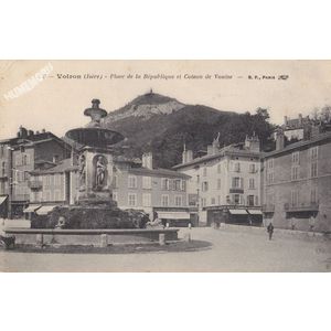 009 Voiron (Is&egrave;re) place de la R&eacute;publique et Coteau de Vouise