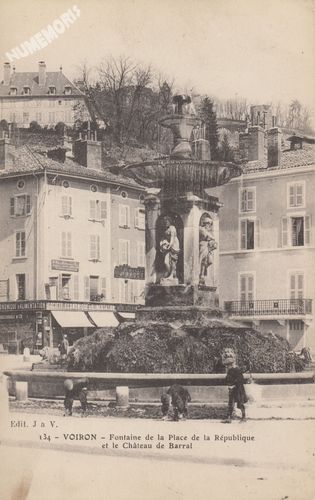 134 Voiron fontaine de la place de la R&eacute;publique et le Ch&acirc;teau Barral