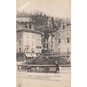 134 Voiron fontaine de la place de la R&eacute;publique et le Ch&acirc;teau Barral